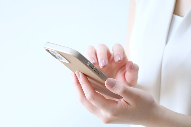 スマートフォンで問い合わせフォームににゅうりょくしているところ