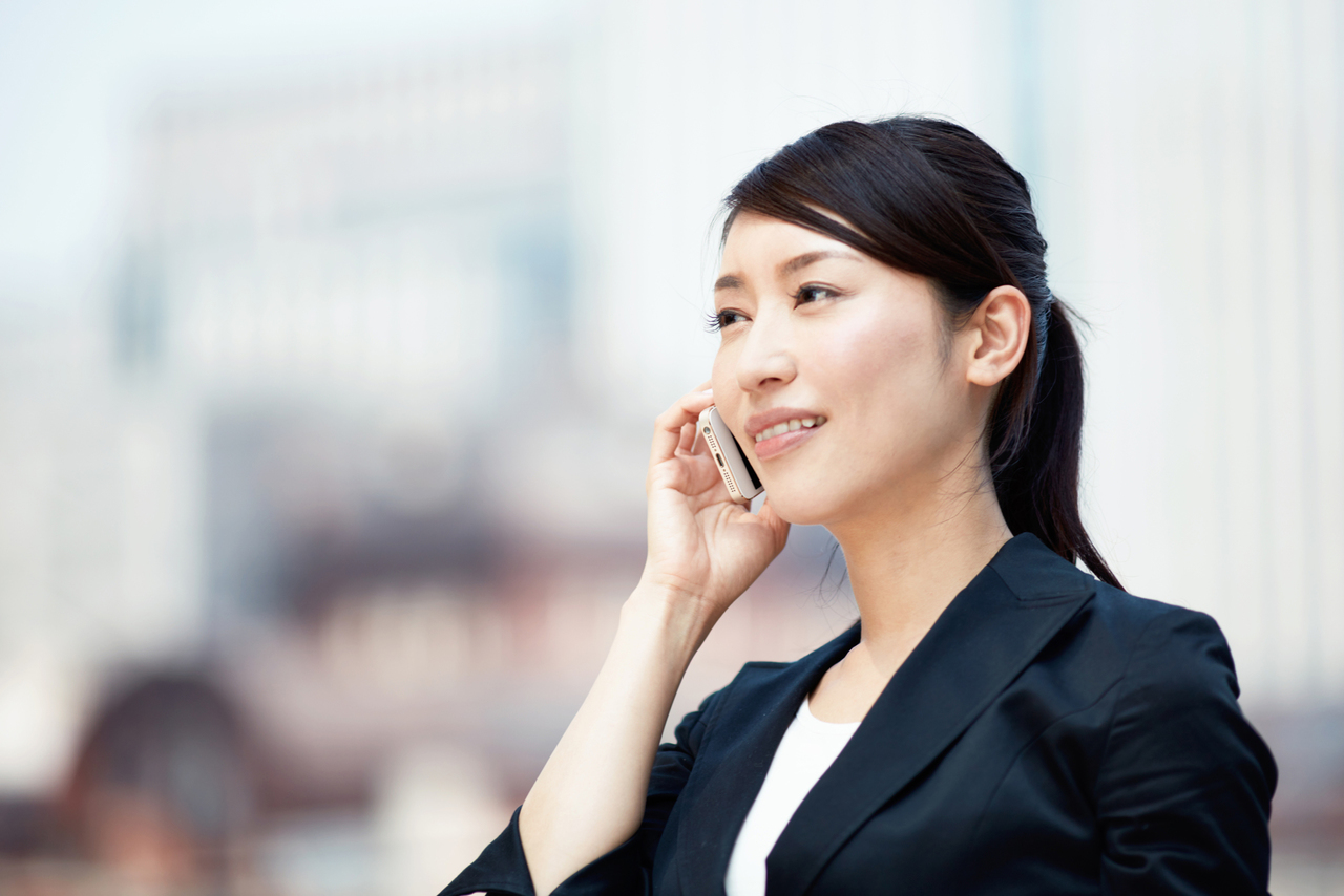 携帯電話で話す女性